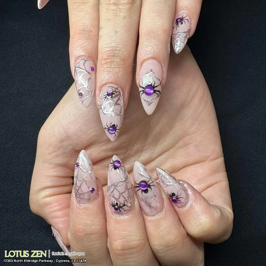 Halloween nail art